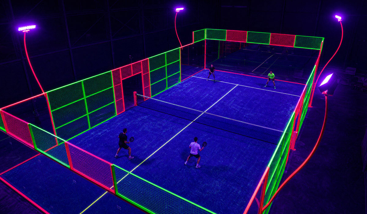 du court de tennis au terrain de padel néon